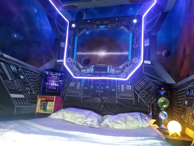 Kh&eacute;o tay hay l&agrave;m: Anh họa sĩ h&ocirc; biến căn ph&ograve;ng th&agrave;nh khoang t&agrave;u vũ trụ cho con g&aacute;i chơi khi ở nh&agrave; tr&aacute;nh Covid-19 - Ảnh 12.