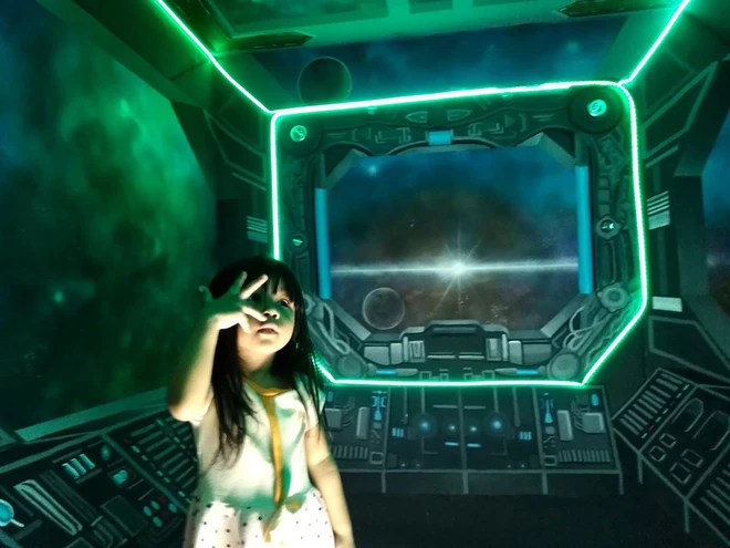 Kh&eacute;o tay hay l&agrave;m: Anh họa sĩ h&ocirc; biến căn ph&ograve;ng th&agrave;nh khoang t&agrave;u vũ trụ cho con g&aacute;i chơi khi ở nh&agrave; tr&aacute;nh Covid-19 - Ảnh 11.