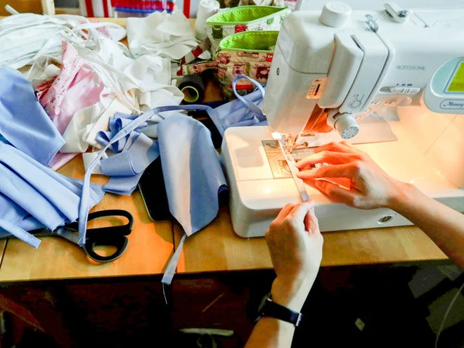 D&acirc;n t&igrave;nh thế giới tự chế khẩu trang m&ugrave;a Covid-19: Hết cắt vải từ quần &aacute;o cũ lại d&ugrave;ng đến cả c&ocirc;ng nghệ in 3D, vẫn đủ an to&agrave;n để sử dụng - Ảnh 11.