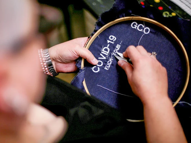 D&acirc;n t&igrave;nh thế giới tự chế khẩu trang m&ugrave;a Covid-19: Hết cắt vải từ quần &aacute;o cũ lại d&ugrave;ng đến cả c&ocirc;ng nghệ in 3D, vẫn đủ an to&agrave;n để sử dụng - Ảnh 17.