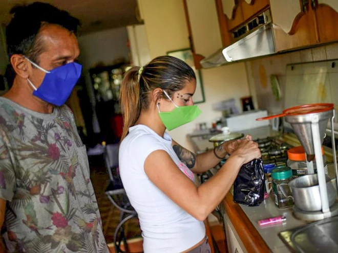 D&acirc;n t&igrave;nh thế giới tự chế khẩu trang m&ugrave;a Covid-19: Hết cắt vải từ quần &aacute;o cũ lại d&ugrave;ng đến cả c&ocirc;ng nghệ in 3D, vẫn đủ an to&agrave;n để sử dụng - Ảnh 18.