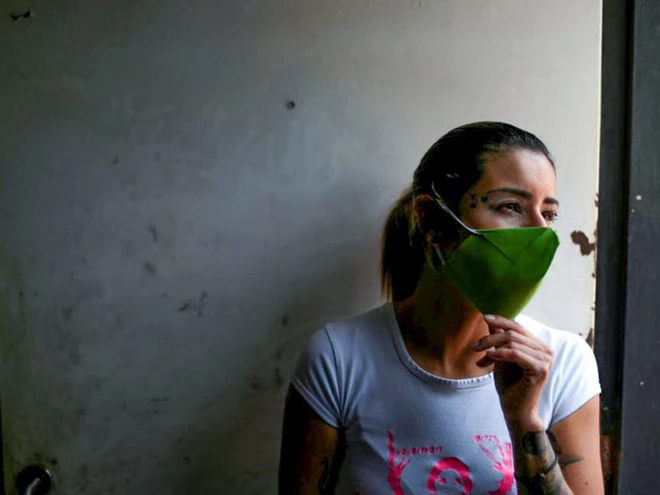 D&acirc;n t&igrave;nh thế giới tự chế khẩu trang m&ugrave;a Covid-19: Hết cắt vải từ quần &aacute;o cũ lại d&ugrave;ng đến cả c&ocirc;ng nghệ in 3D, vẫn đủ an to&agrave;n để sử dụng - Ảnh 19.