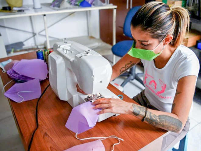 D&acirc;n t&igrave;nh thế giới tự chế khẩu trang m&ugrave;a Covid-19: Hết cắt vải từ quần &aacute;o cũ lại d&ugrave;ng đến cả c&ocirc;ng nghệ in 3D, vẫn đủ an to&agrave;n để sử dụng - Ảnh 20.