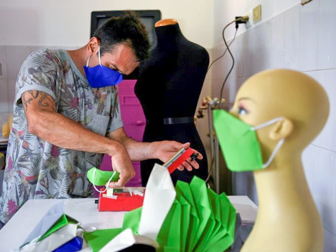 D&acirc;n t&igrave;nh thế giới tự chế khẩu trang m&ugrave;a Covid-19: Hết cắt vải từ quần &aacute;o cũ lại d&ugrave;ng đến cả c&ocirc;ng nghệ in 3D, vẫn đủ an to&agrave;n để sử dụng - Ảnh 22.