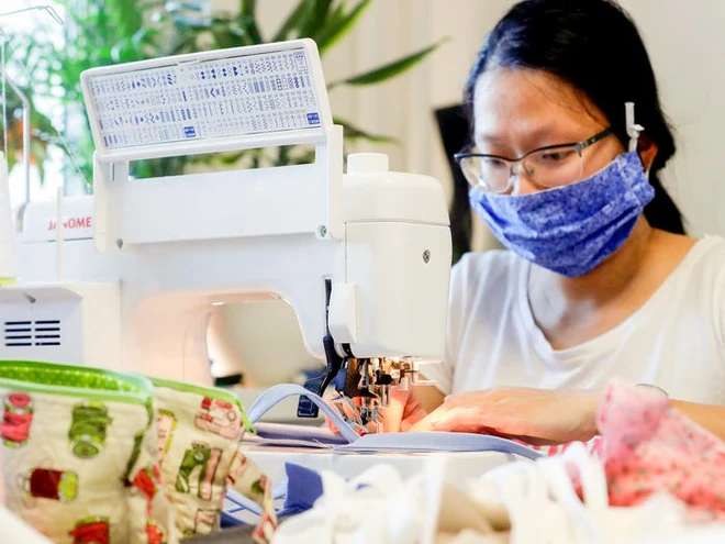 D&acirc;n t&igrave;nh thế giới tự chế khẩu trang m&ugrave;a Covid-19: Hết cắt vải từ quần &aacute;o cũ lại d&ugrave;ng đến cả c&ocirc;ng nghệ in 3D, vẫn đủ an to&agrave;n để sử dụng - Ảnh 3.