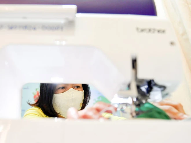 D&acirc;n t&igrave;nh thế giới tự chế khẩu trang m&ugrave;a Covid-19: Hết cắt vải từ quần &aacute;o cũ lại d&ugrave;ng đến cả c&ocirc;ng nghệ in 3D, vẫn đủ an to&agrave;n để sử dụng - Ảnh 4.