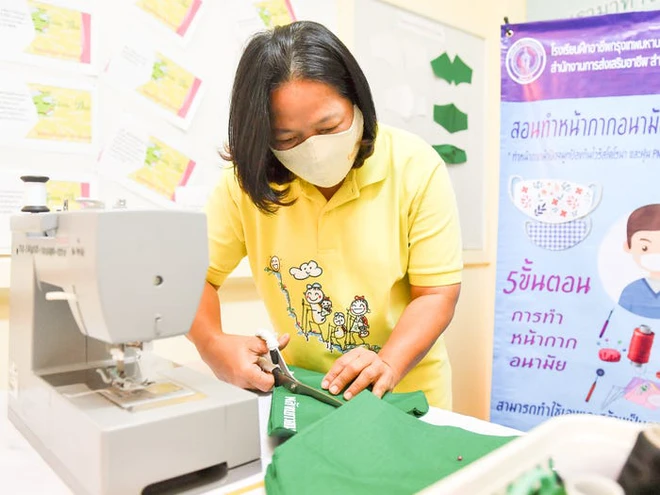 D&acirc;n t&igrave;nh thế giới tự chế khẩu trang m&ugrave;a Covid-19: Hết cắt vải từ quần &aacute;o cũ lại d&ugrave;ng đến cả c&ocirc;ng nghệ in 3D, vẫn đủ an to&agrave;n để sử dụng - Ảnh 5.