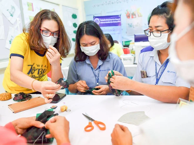 D&acirc;n t&igrave;nh thế giới tự chế khẩu trang m&ugrave;a Covid-19: Hết cắt vải từ quần &aacute;o cũ lại d&ugrave;ng đến cả c&ocirc;ng nghệ in 3D, vẫn đủ an to&agrave;n để sử dụng - Ảnh 7.