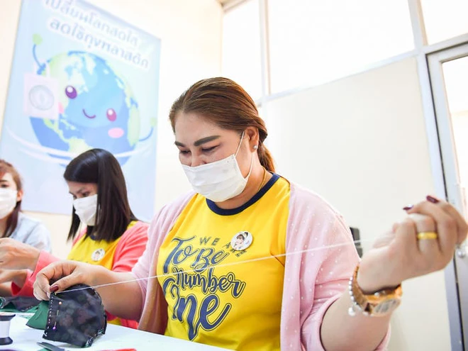 D&acirc;n t&igrave;nh thế giới tự chế khẩu trang m&ugrave;a Covid-19: Hết cắt vải từ quần &aacute;o cũ lại d&ugrave;ng đến cả c&ocirc;ng nghệ in 3D, vẫn đủ an to&agrave;n để sử dụng - Ảnh 8.