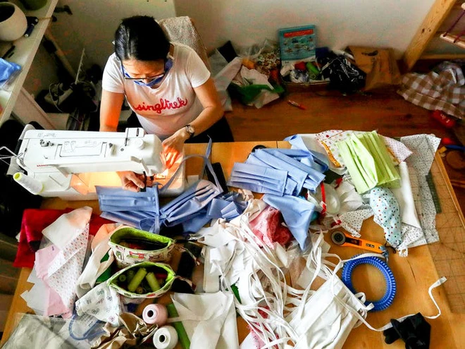 D&acirc;n t&igrave;nh thế giới tự chế khẩu trang m&ugrave;a Covid-19: Hết cắt vải từ quần &aacute;o cũ lại d&ugrave;ng đến cả c&ocirc;ng nghệ in 3D, vẫn đủ an to&agrave;n để sử dụng - Ảnh 9.