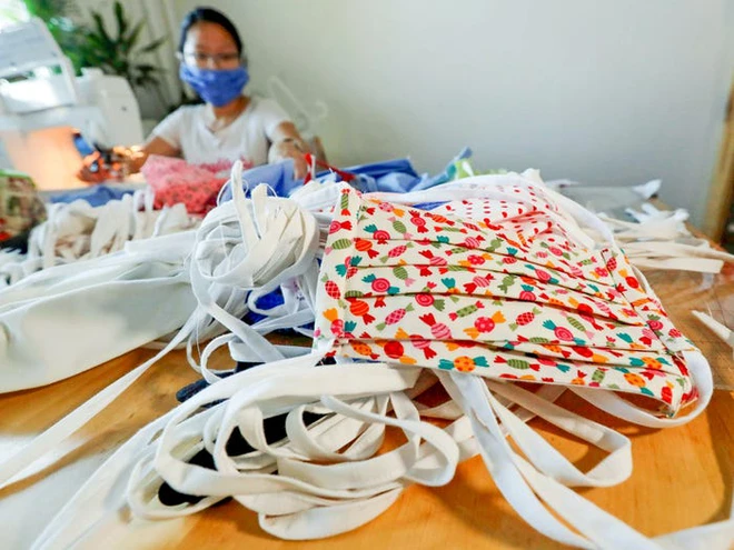 D&acirc;n t&igrave;nh thế giới tự chế khẩu trang m&ugrave;a Covid-19: Hết cắt vải từ quần &aacute;o cũ lại d&ugrave;ng đến cả c&ocirc;ng nghệ in 3D, vẫn đủ an to&agrave;n để sử dụng - Ảnh 10.