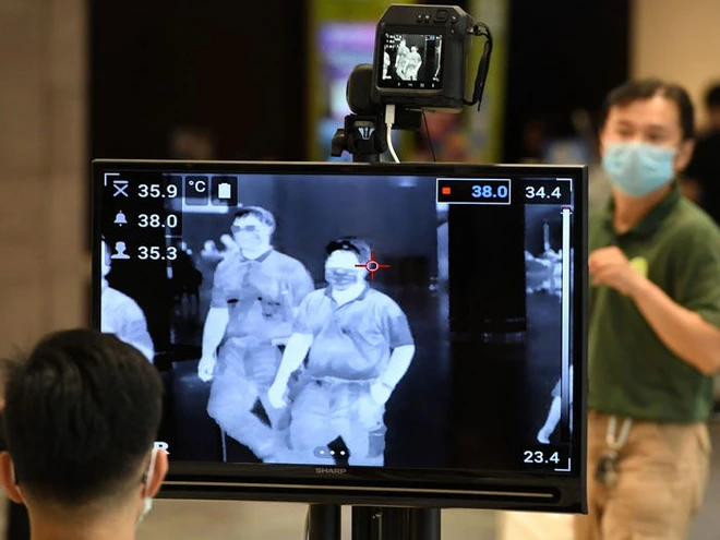 Xem c&aacute;c nước tr&ecirc;n thế giới chống đại dịch Covid-19: Ba Lan y&ecirc;u cầu người d&acirc;n selfie, Th&aacute;i d&ugrave;ng robot để bệnh nh&acirc;n video call với b&aacute;c sĩ - Ảnh 9.