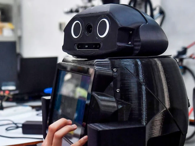 Xem c&aacute;c nước tr&ecirc;n thế giới chống đại dịch Covid-19: Ba Lan y&ecirc;u cầu người d&acirc;n selfie, Th&aacute;i d&ugrave;ng robot để bệnh nh&acirc;n video call với b&aacute;c sĩ - Ảnh 11.