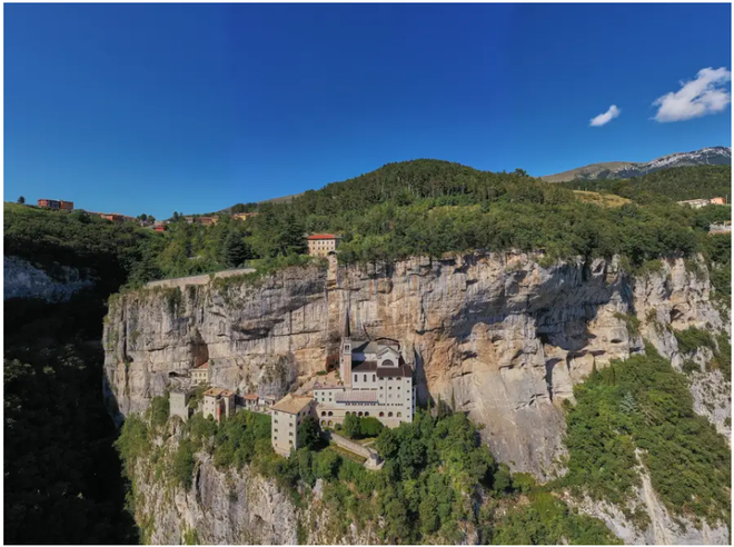 21 bức ảnh ngoạn mục về c&aacute;c địa điểm t&ocirc;n gi&aacute;o biệt lập bậc nhất thế giới - Ảnh 19.