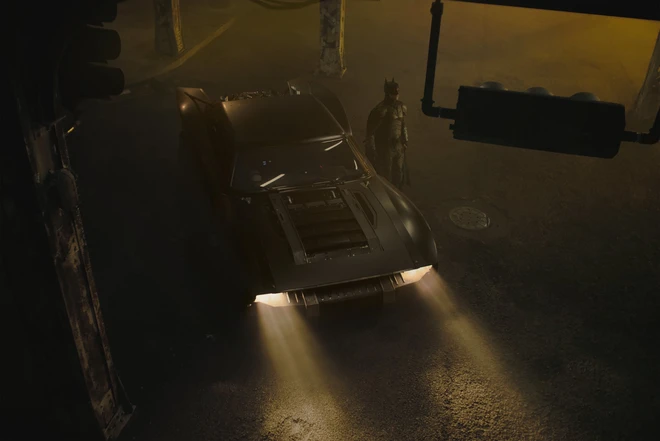 Lộ diện Batmobile: quay về thiết kế nguy&ecirc;n bản xe hơi của người Dơi, kh&ocirc;ng c&ograve;n l&agrave; xe tăng như thời Nolan hay Snyder nữa - Ảnh 2.