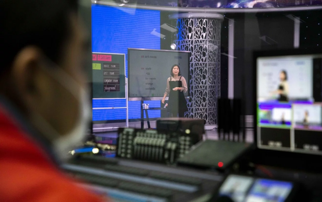 Học online thời dịch Covid-19 ở Trung Quốc: mang b&agrave;n học ra ban c&ocirc;ng bắt Wi-Fi h&agrave;ng x&oacute;m, cầm điện thoại l&ecirc;n n&oacute;c nh&agrave; l&agrave;m b&agrave;i thi - Ảnh 3.