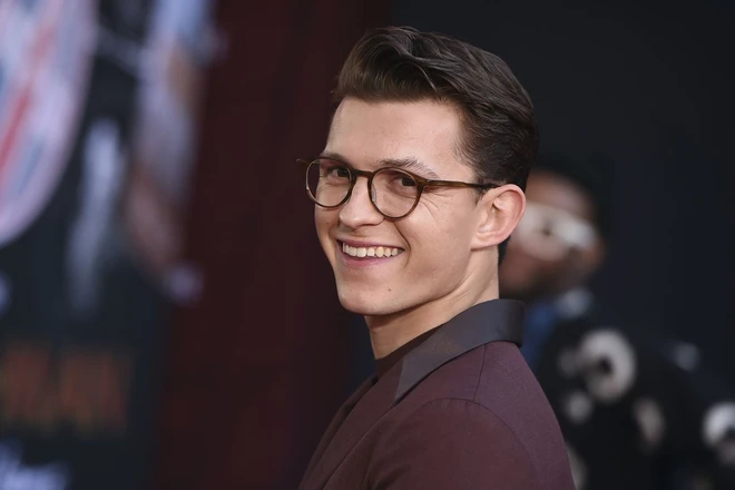 Tom Holland chuy&ecirc;n cầm nhầm đạo cụ phim về nh&agrave; m&agrave; kh&ocirc;ng xin ph&eacute;p Marvel - Ảnh 1.