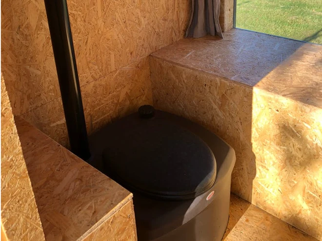 Ph&ograve;ng vệ sinh độc đ&aacute;o tận dụng chất thải của người d&ugrave;ng để b&oacute;n ph&acirc;n cho khu vườn mini tr&ecirc;n n&oacute;c, gi&aacute; gần 80 triệu đồng - Ảnh 6.