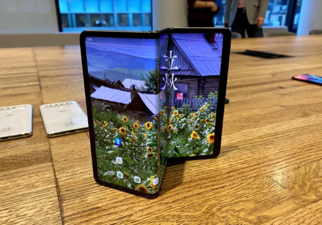 Chiếc điện thoại m&agrave;n h&igrave;nh cuộn đầu ti&ecirc;n tr&ecirc;n thế giới l&agrave; đ&acirc;y - Ảnh 4.