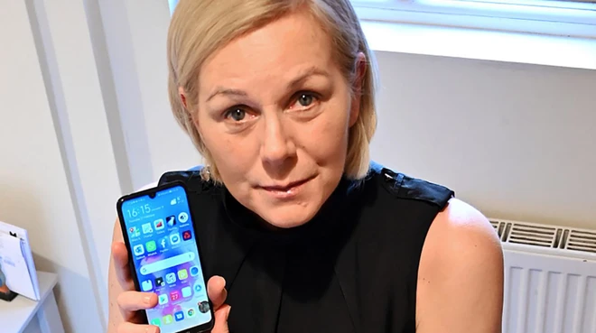 Đổi từ iPhone sang Android, một người phụ nữ tho&aacute;t chết - Ảnh 1.