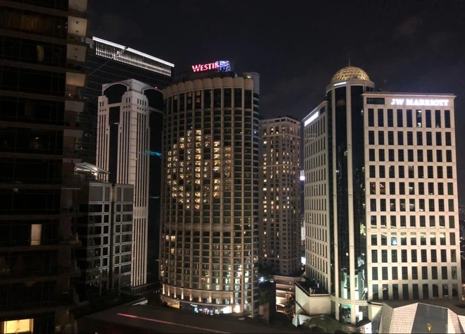 Mặt tiền kh&aacute;ch sạn khắp Ch&acirc;u &Aacute; đồng loạt nở nụ cười, kh&iacute;ch lệ tinh thần mọi người trong cuộc chiến chống Covid-19 - Ảnh 2.