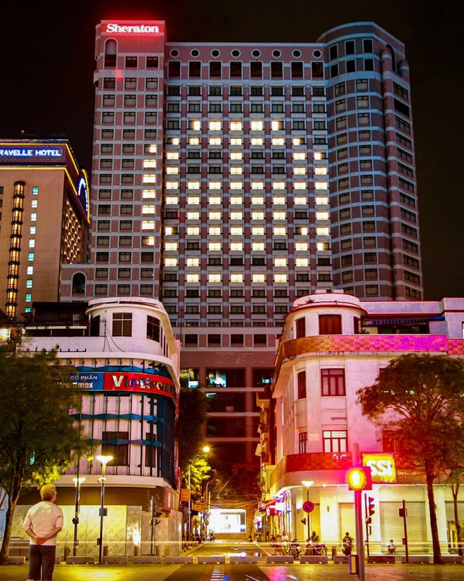 Mặt tiền kh&aacute;ch sạn khắp Ch&acirc;u &Aacute; đồng loạt nở nụ cười, kh&iacute;ch lệ tinh thần mọi người trong cuộc chiến chống Covid-19 - Ảnh 6.