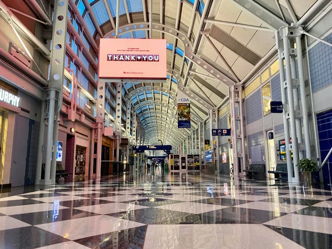 Ch&ugrave;m ảnh c&aacute;c s&acirc;n bay kh&ocirc;ng một b&oacute;ng người tại Mỹ cho thấy Covid-19 đ&atilde; t&agrave;n ph&aacute; ng&agrave;nh h&agrave;ng kh&ocirc;ng khủng khiếp thế n&agrave;o - Ảnh 1.