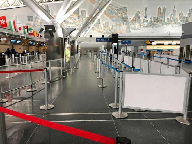 Ch&ugrave;m ảnh c&aacute;c s&acirc;n bay kh&ocirc;ng một b&oacute;ng người tại Mỹ cho thấy Covid-19 đ&atilde; t&agrave;n ph&aacute; ng&agrave;nh h&agrave;ng kh&ocirc;ng khủng khiếp thế n&agrave;o - Ảnh 10.