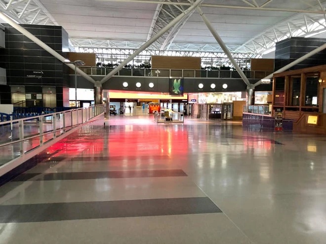 Ch&ugrave;m ảnh c&aacute;c s&acirc;n bay kh&ocirc;ng một b&oacute;ng người tại Mỹ cho thấy Covid-19 đ&atilde; t&agrave;n ph&aacute; ng&agrave;nh h&agrave;ng kh&ocirc;ng khủng khiếp thế n&agrave;o - Ảnh 11.