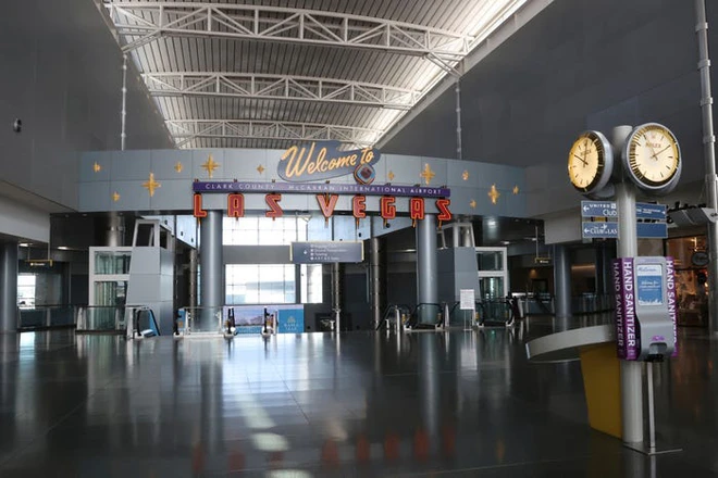 Ch&ugrave;m ảnh c&aacute;c s&acirc;n bay kh&ocirc;ng một b&oacute;ng người tại Mỹ cho thấy Covid-19 đ&atilde; t&agrave;n ph&aacute; ng&agrave;nh h&agrave;ng kh&ocirc;ng khủng khiếp thế n&agrave;o - Ảnh 14.