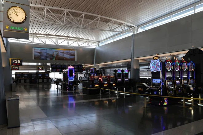 Ch&ugrave;m ảnh c&aacute;c s&acirc;n bay kh&ocirc;ng một b&oacute;ng người tại Mỹ cho thấy Covid-19 đ&atilde; t&agrave;n ph&aacute; ng&agrave;nh h&agrave;ng kh&ocirc;ng khủng khiếp thế n&agrave;o - Ảnh 15.