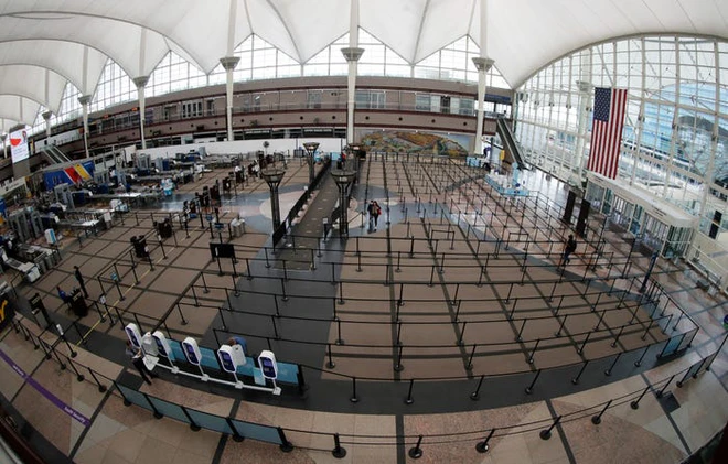 Ch&ugrave;m ảnh c&aacute;c s&acirc;n bay kh&ocirc;ng một b&oacute;ng người tại Mỹ cho thấy Covid-19 đ&atilde; t&agrave;n ph&aacute; ng&agrave;nh h&agrave;ng kh&ocirc;ng khủng khiếp thế n&agrave;o - Ảnh 16.