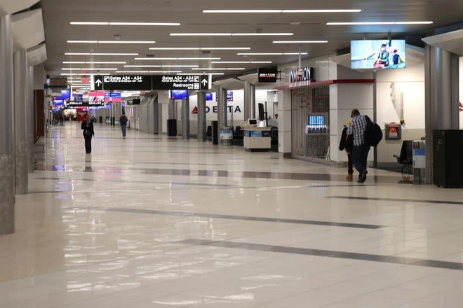 Ch&ugrave;m ảnh c&aacute;c s&acirc;n bay kh&ocirc;ng một b&oacute;ng người tại Mỹ cho thấy Covid-19 đ&atilde; t&agrave;n ph&aacute; ng&agrave;nh h&agrave;ng kh&ocirc;ng khủng khiếp thế n&agrave;o - Ảnh 19.
