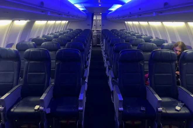 Ch&ugrave;m ảnh c&aacute;c s&acirc;n bay kh&ocirc;ng một b&oacute;ng người tại Mỹ cho thấy Covid-19 đ&atilde; t&agrave;n ph&aacute; ng&agrave;nh h&agrave;ng kh&ocirc;ng khủng khiếp thế n&agrave;o - Ảnh 25.