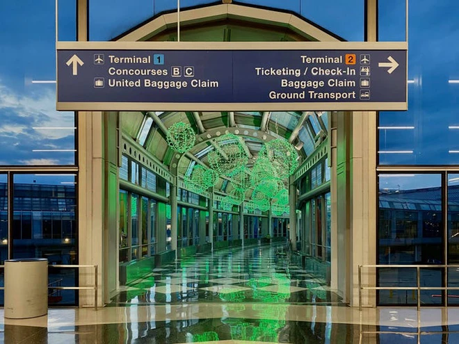 Ch&ugrave;m ảnh c&aacute;c s&acirc;n bay kh&ocirc;ng một b&oacute;ng người tại Mỹ cho thấy Covid-19 đ&atilde; t&agrave;n ph&aacute; ng&agrave;nh h&agrave;ng kh&ocirc;ng khủng khiếp thế n&agrave;o - Ảnh 3.