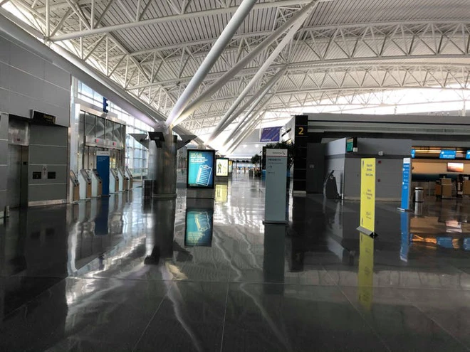 Ch&ugrave;m ảnh c&aacute;c s&acirc;n bay kh&ocirc;ng một b&oacute;ng người tại Mỹ cho thấy Covid-19 đ&atilde; t&agrave;n ph&aacute; ng&agrave;nh h&agrave;ng kh&ocirc;ng khủng khiếp thế n&agrave;o - Ảnh 8.