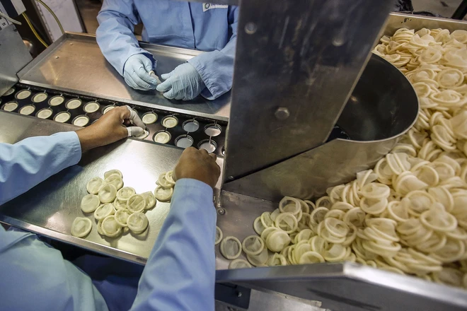 Nh&agrave; sản xuất bao cao su lớn nhất thế giới dừng sản xuất v&igrave; Covid-19, to&agrave;n cầu dự kiến thiếu hụt 100 triệu chiếc - Ảnh 1.