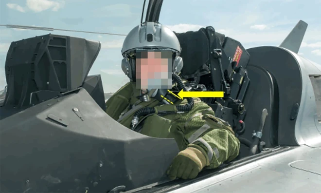 Lần đầu đi k&eacute; m&aacute;y bay qu&acirc;n sự, b&aacute;c trai sợ qu&aacute; bầm nhầm n&uacute;t nhảy ra ngo&agrave;i ở độ cao gần 800 m&eacute;t - Ảnh 2.