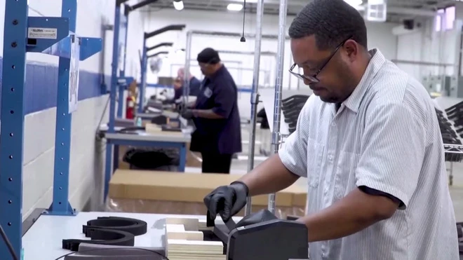 Video: Khi cả thế giới thiếu m&aacute;y thở, sự s&aacute;ng tạo v&agrave; l&ograve;ng trắc ẩn của con người trở th&agrave;nh v&ocirc; bi&ecirc;n - Ảnh 3.