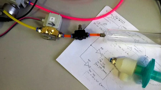 Video: Khi cả thế giới thiếu m&aacute;y thở, sự s&aacute;ng tạo v&agrave; l&ograve;ng trắc ẩn của con người trở th&agrave;nh v&ocirc; bi&ecirc;n - Ảnh 8.