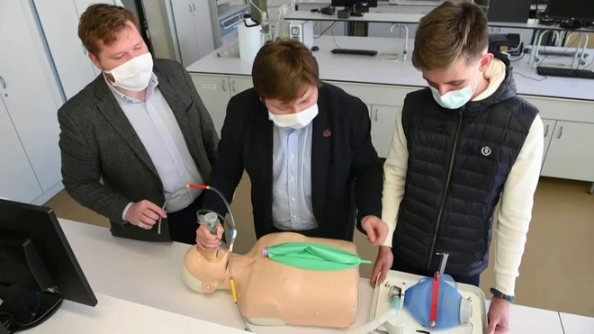 Video: Khi cả thế giới thiếu m&aacute;y thở, sự s&aacute;ng tạo v&agrave; l&ograve;ng trắc ẩn của con người trở th&agrave;nh v&ocirc; bi&ecirc;n - Ảnh 9.