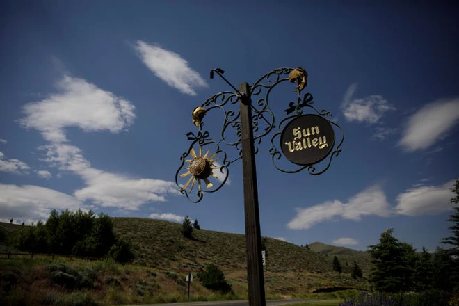 Một ng&agrave;y l&agrave;m việc 16 tiếng của nh&acirc;n vi&ecirc;n khử tr&ugrave;ng trong đại dịch COVID-19 tại Mỹ - Ảnh 2.