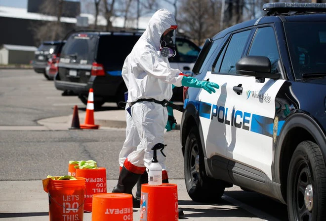 Một ng&agrave;y l&agrave;m việc 16 tiếng của nh&acirc;n vi&ecirc;n khử tr&ugrave;ng trong đại dịch COVID-19 tại Mỹ - Ảnh 4.