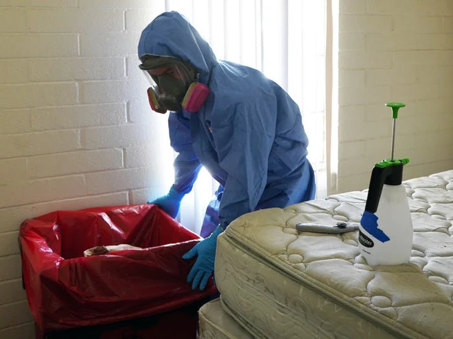 Một ng&agrave;y l&agrave;m việc 16 tiếng của nh&acirc;n vi&ecirc;n khử tr&ugrave;ng trong đại dịch COVID-19 tại Mỹ - Ảnh 6.