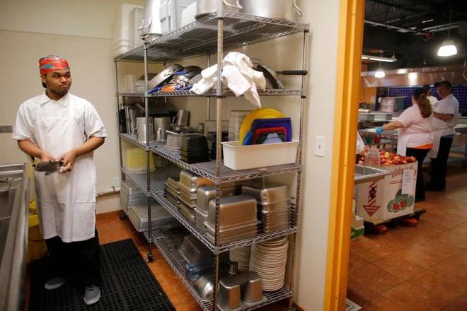 Một ng&agrave;y l&agrave;m việc 16 tiếng của nh&acirc;n vi&ecirc;n khử tr&ugrave;ng trong đại dịch COVID-19 tại Mỹ - Ảnh 7.