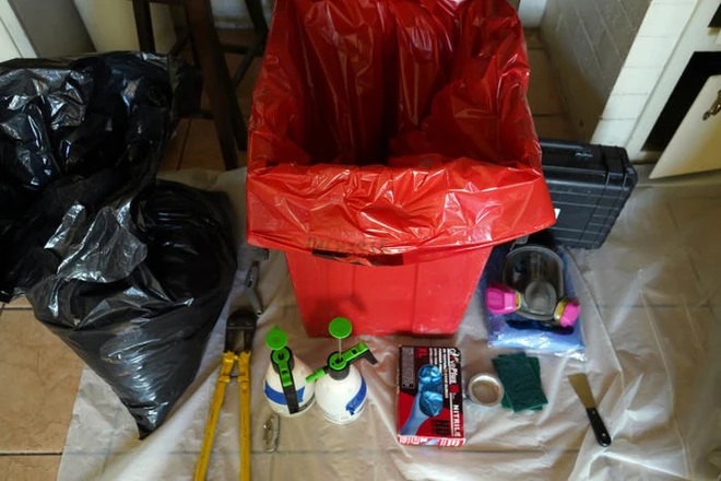 Một ng&agrave;y l&agrave;m việc 16 tiếng của nh&acirc;n vi&ecirc;n khử tr&ugrave;ng trong đại dịch COVID-19 tại Mỹ - Ảnh 8.