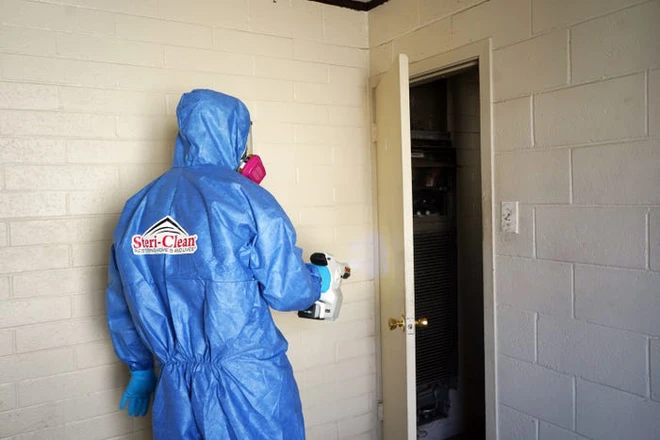 Một ng&agrave;y l&agrave;m việc 16 tiếng của nh&acirc;n vi&ecirc;n khử tr&ugrave;ng trong đại dịch COVID-19 tại Mỹ - Ảnh 9.