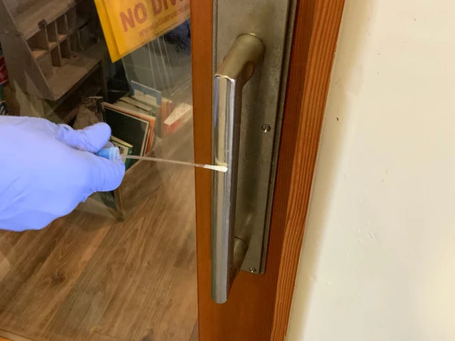 Một ng&agrave;y l&agrave;m việc 16 tiếng của nh&acirc;n vi&ecirc;n khử tr&ugrave;ng trong đại dịch COVID-19 tại Mỹ - Ảnh 10.