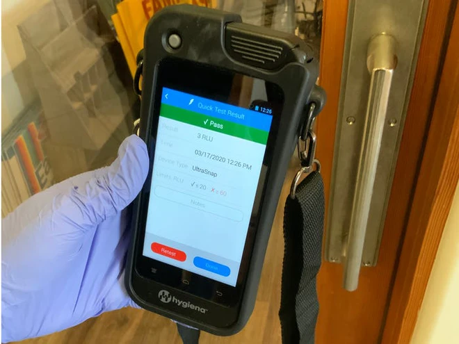 Một ng&agrave;y l&agrave;m việc 16 tiếng của nh&acirc;n vi&ecirc;n khử tr&ugrave;ng trong đại dịch COVID-19 tại Mỹ - Ảnh 11.