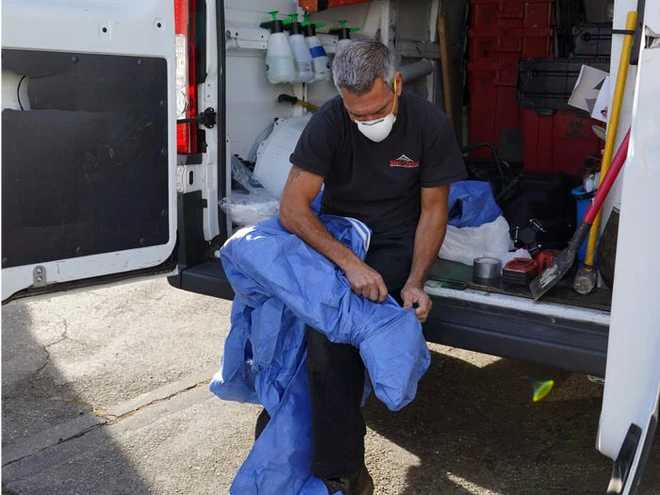 Một ng&agrave;y l&agrave;m việc 16 tiếng của nh&acirc;n vi&ecirc;n khử tr&ugrave;ng trong đại dịch COVID-19 tại Mỹ - Ảnh 12.